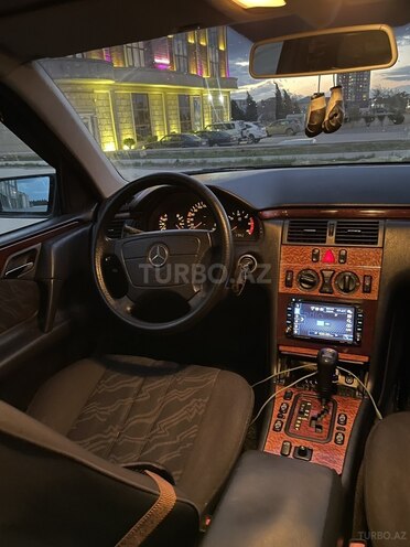 Mercedes E 220 1999, 216,000 km - 2.2 l - Sumqayıt