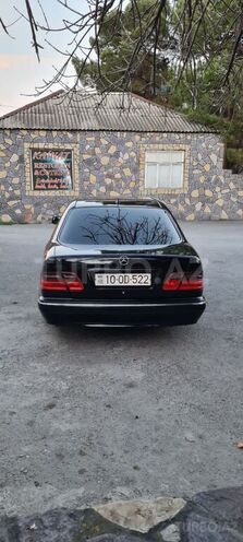 Mercedes E 320 2001, 300,000 km - 3.2 l - Yevlax