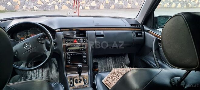 Mercedes E 320 2001, 300,000 km - 3.2 l - Yevlax