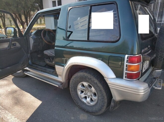 Mitsubishi Pajero 1993, 298,000 km - 3.0 l - Quba