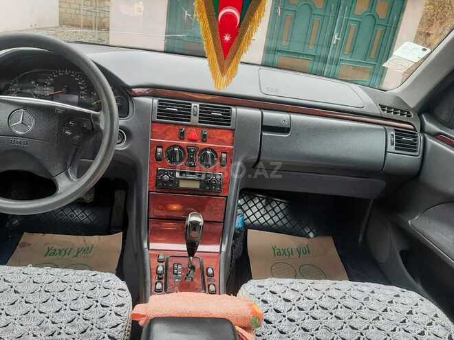 Mercedes E 220 1999, 296,345 km - 2.2 л - Zərdab