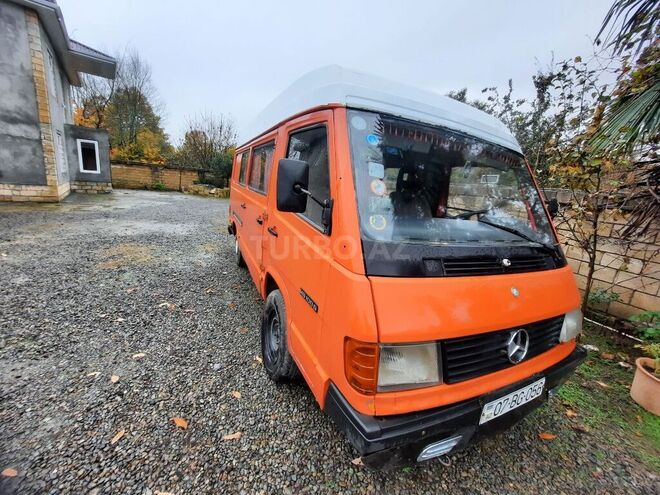 Mercedes 208 D 1993, 12,800 km - 2.5 л - Astara