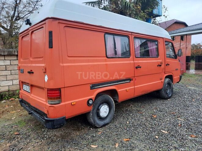 Mercedes 208 D 1993, 12,800 km - 2.5 л - Astara