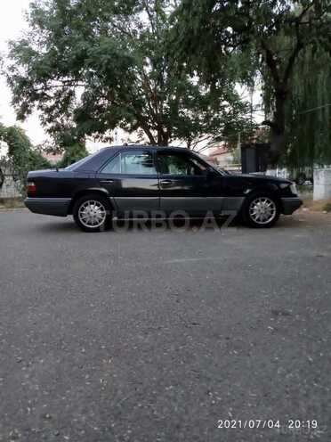 Mercedes E 220 1994, 330,000 km - 2.2 л - Quba