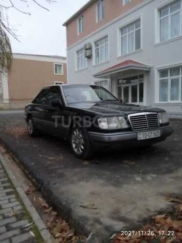 Mercedes E 220 1994, 330,000 km - 2.2 л - Quba