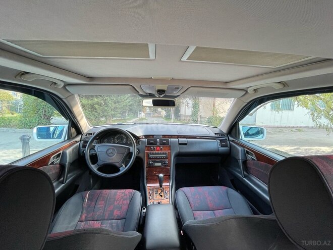 Mercedes E 280 1999, 245,000 km - 2.8 l - Bakı