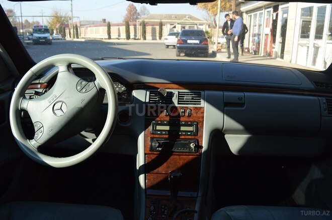 Mercedes E 320 2000, 290,000 km - 3.2 л - Ağcabədi