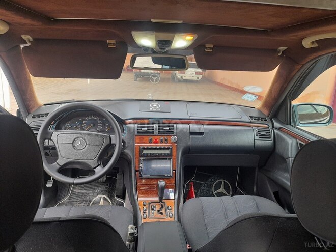 Mercedes E 240 1999, 228,000 km - 2.4 l - Qazax