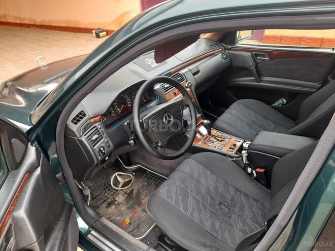 Mercedes E 240 1999, 228,000 km - 2.4 l - Qazax