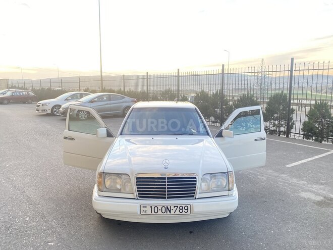 Mercedes E 220 1995, 247,000 km - 2.2 l - Bakı
