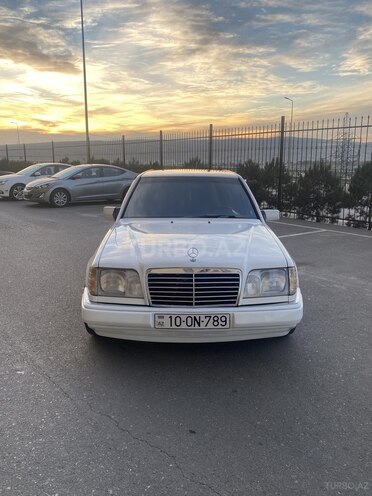 Mercedes E 220 1995, 247,000 km - 2.2 l - Bakı