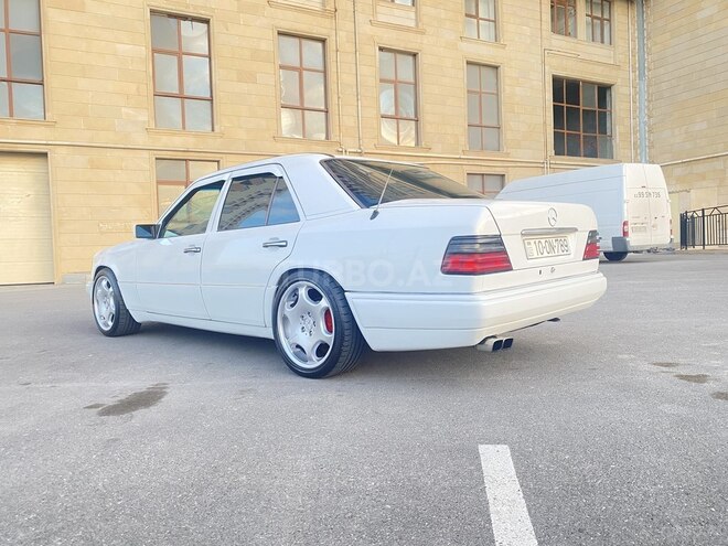 Mercedes E 220 1995, 247,000 km - 2.2 l - Bakı