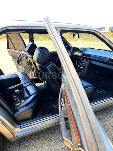 Mercedes E 250 1995, 334,000 km - 2.5 л - Bakı
