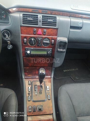 Mercedes E 220 2000, 290,000 km - 2.2 л - Bakı