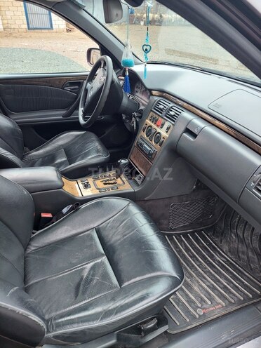 Mercedes E 270 2001, 343,184 km - 2.7 l - İmişli