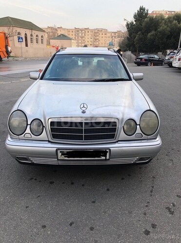 Mercedes E 220 1999, 202,000 km - 2.2 l - Bakı
