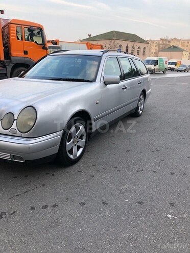 Mercedes E 220 1999, 202,000 km - 2.2 l - Bakı