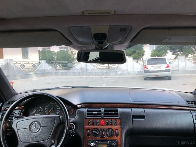 Mercedes E 220 1999, 202,000 km - 2.2 l - Bakı