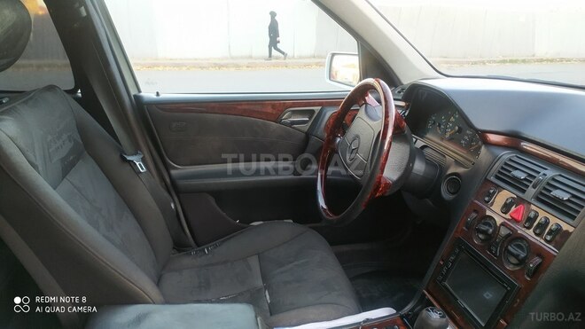 Mercedes E 240 1998, 300,000 km - 2.4 l - Bərdə