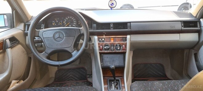 Mercedes E 220 1994, 297,800 km - 2.2 l - Bakı