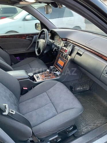 Mercedes E 270 2001, 460,384 km - 2.7 l - Bakı