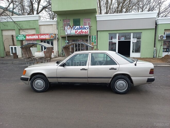 Mercedes E 230 1989, 125,654 km - 2.3 l - Xudat