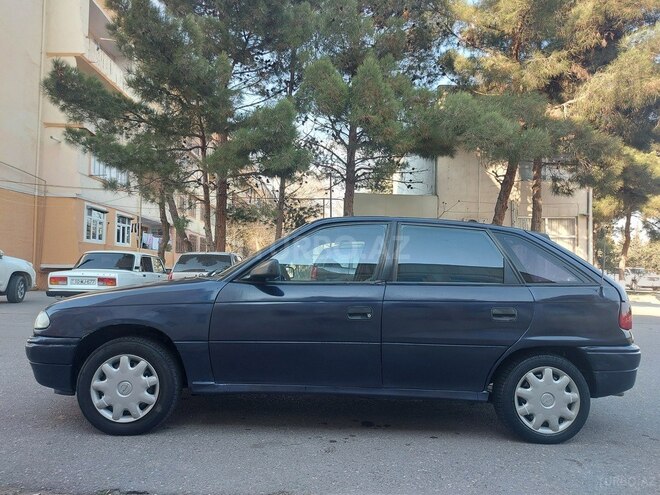 Opel Astra 1995, 335,000 km - 1.6 l - Sumqayıt