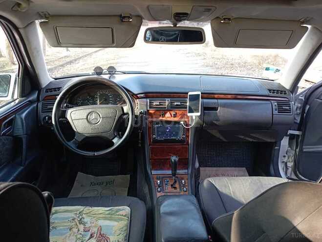 Mercedes E 240 1999, 350,000 km - 2.4 l - Yevlax