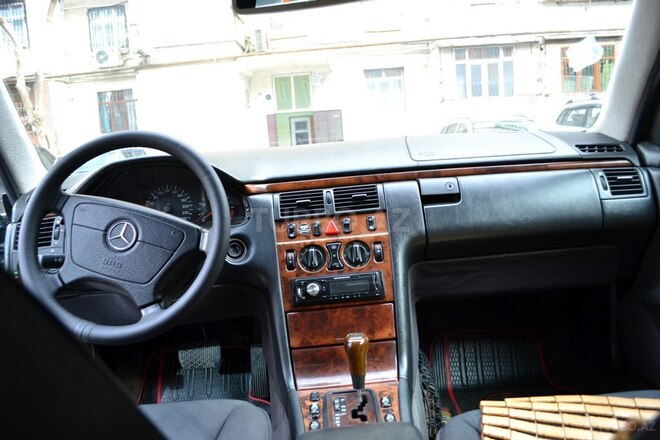 Mercedes E 240 1999, 270,000 km - 2.4 l - Bakı