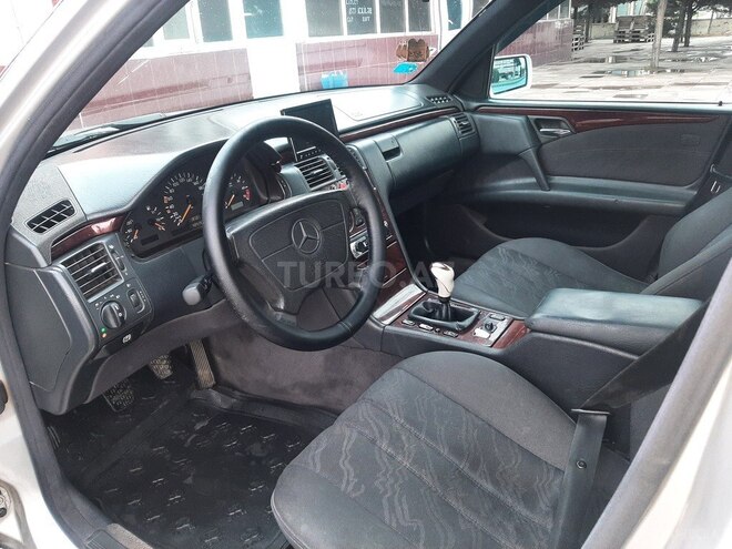 Mercedes E 200 1999, 215,000 km - 2.0 l - Sumqayıt