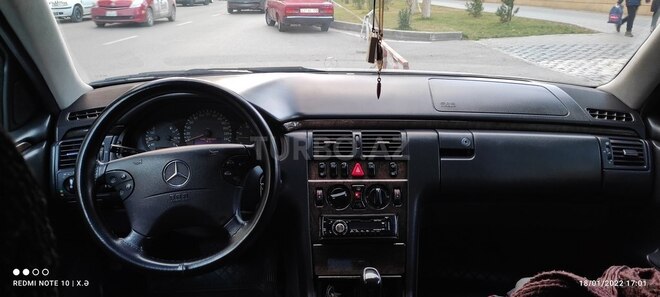 Mercedes E 270 2001, 355,000 km - 2.7 l - Bakı