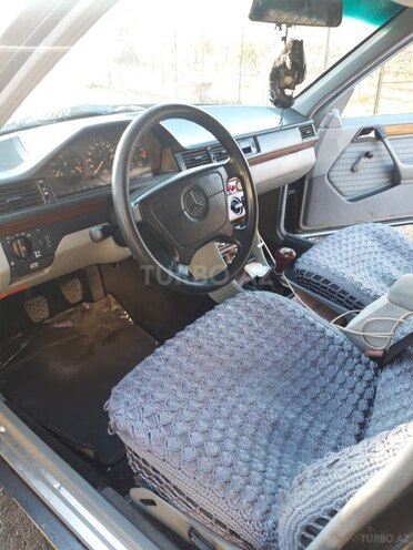 Mercedes E 200 1992, 435,119 km - 2.0 l - Qax