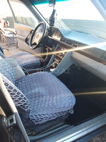 Mercedes E 200 1992, 435,119 km - 2.0 l - Qax