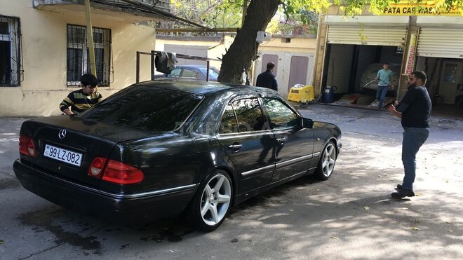 Mercedes E 230 1995, 425,000 km - 2.3 л - Bakı