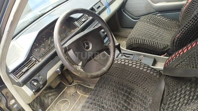 Mercedes E 260 1988, 300,650 km - 2.6 l - Bakı