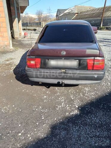 Opel Vectra 1993, 275,482 km - 1.8 l - Zaqatala