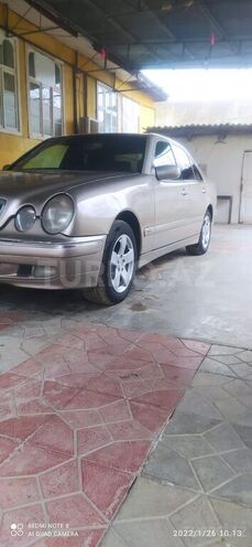 Mercedes E 220 1997, 350,000 km - 2.2 л - Saatlı