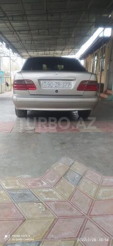 Mercedes E 220 1997, 350,000 km - 2.2 л - Saatlı