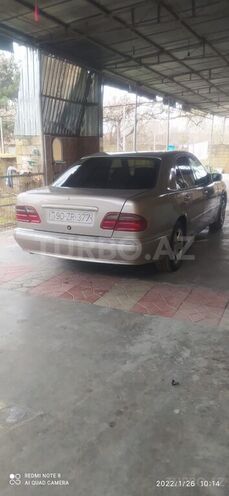 Mercedes E 220 1997, 350,000 km - 2.2 л - Saatlı