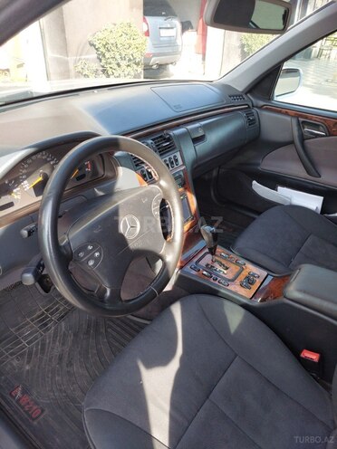Mercedes E 240 2000, 298,000 km - 2.4 л - Sumqayıt