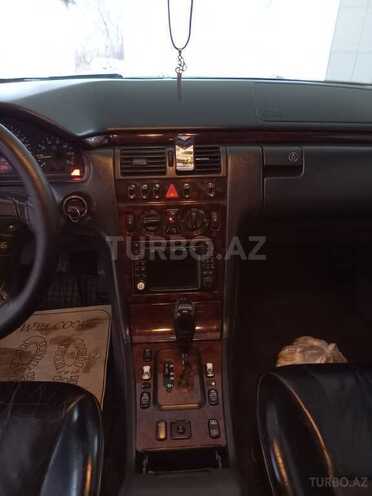 Mercedes E 240 2001, 32,488 km - 2.4 l - Salyan