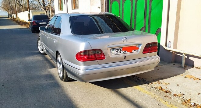 Mercedes E 240 2000, 350,000 km - 2.6 л - Qazax