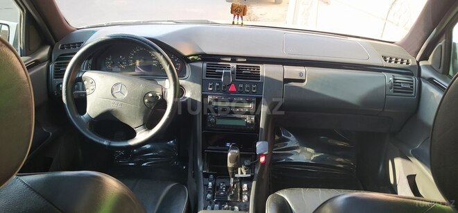 Mercedes E 240 2000, 350,000 km - 2.6 л - Qazax