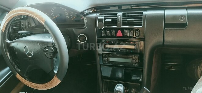 Mercedes E 240 2000, 350,000 km - 2.6 л - Qazax