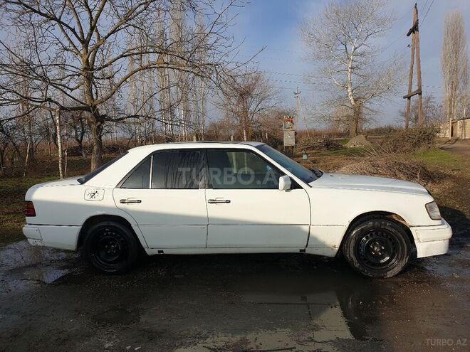 Mercedes E 200 1990, 576,000 km - 2.0 l - Qusar