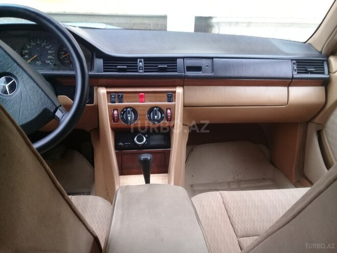 Mercedes E 200 1990, 450,000 km - 2.0 l - Yevlax