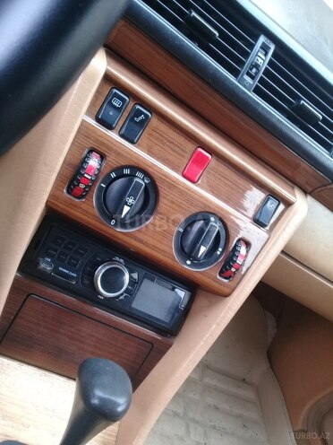 Mercedes E 200 1990, 450,000 km - 2.0 l - Yevlax