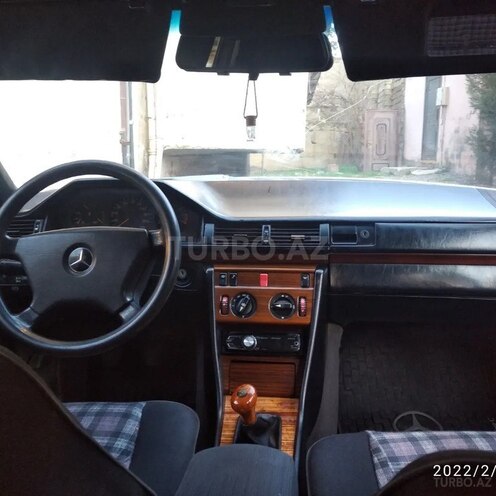 Mercedes E 220 1990, 384,000 km - 2.0 l - Bakı