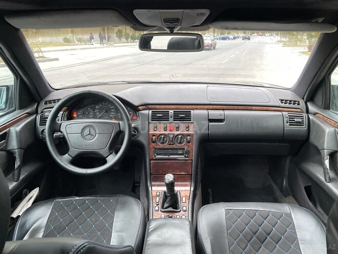 Mercedes E 220 1997, 300,000 km - 2.2 l - Bakı