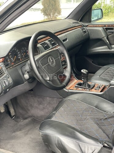 Mercedes E 220 1997, 300,000 km - 2.2 l - Bakı